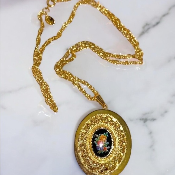 Vintage Lois Jean Gold Tone Large Floral Flower Oval Locket Chain Necklace “30 - Picture 4 of 6